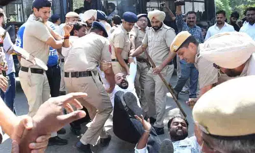 Chandigarh: युवा कांग्रेस ने किया विरोध प्रदर्शन, कई कार्यकर्ता हिरासत में लिए गए Chandigarh: युवा कांग्रेस ने किया विरोध प्रदर्शन, कई कार्यकर्ता हिरासत में लिए गए