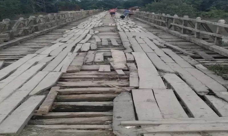 Assam: नदी किनारे के गांवों में संचार व्यवस्था बाधित Assam: नदी किनारे के गांवों में संचार व्यवस्था बाधित
