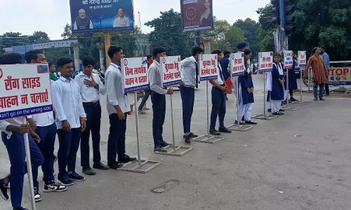 रायपुर : शास्त्री चौक में सड़क पर वाहन चालकों को पढ़ाया गया यातायात नियमों का पाठ