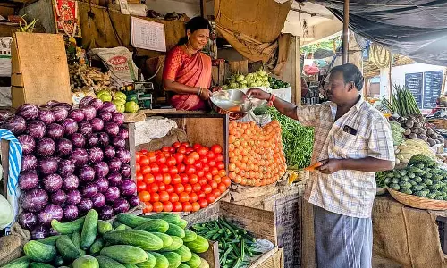 फूलों की कीमतों में गिरावट: बीन्स, भिंडी में मामूली बढ़ोतरी