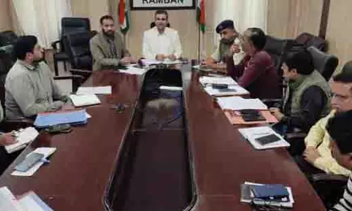 DC Ramban ने सड़क सुरक्षा उपायों के कार्यान्वयन की समीक्षा की DC Ramban ने सड़क सुरक्षा उपायों के कार्यान्वयन की समीक्षा की