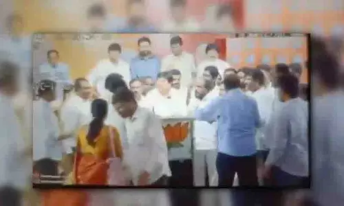 तेलंगाना BJP कार्यालय में फोटो विवाद को लेकर पिछड़ा वर्ग नेताओं में झड़प तेलंगाना BJP कार्यालय में फोटो विवाद को लेकर पिछड़ा वर्ग नेताओं में झड़प