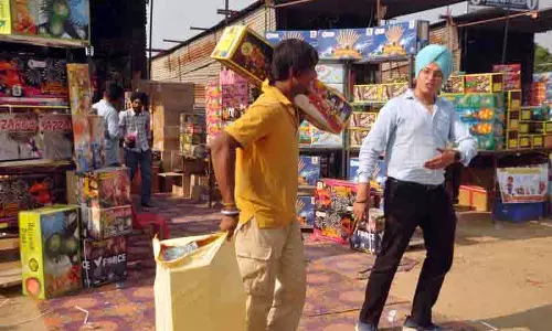 Amritsar: प्रतिबंध के बावजूद बाजारों में पटाखों की बिक्री बेरोकटोक जारी