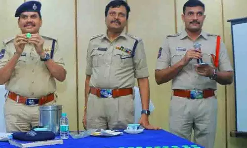 Khammam police ने व्यापारियों को अवैध पटाखों के भंडारण के खिलाफ चेतावनी दी