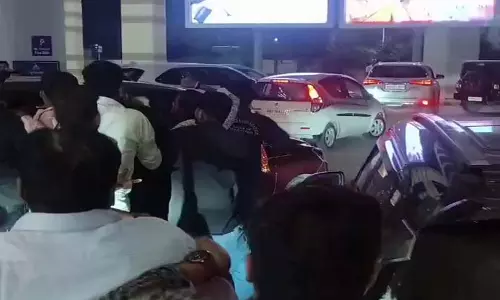 BIG BREAKING: कांग्रेस नेताओं पर हमला, देखे वीडियो BIG BREAKING: कांग्रेस नेताओं पर हमला, देखे वीडियो