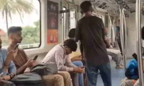 Bengaluru मेट्रो ट्रेन में भीख मांगता एक आदमी.. फिर क्या हुआ?