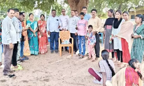 शिक्षकों ने दसवीं कक्षा के छात्रों को नाश्ता वितरित किया