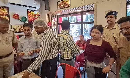 क्या खाने की गुणवत्ता ठीक है? सिलीगुड़ी में कई खाने-पीने की दुकानों पर छापे क्या खाने की गुणवत्ता ठीक है? सिलीगुड़ी में कई खाने-पीने की दुकानों पर छापे