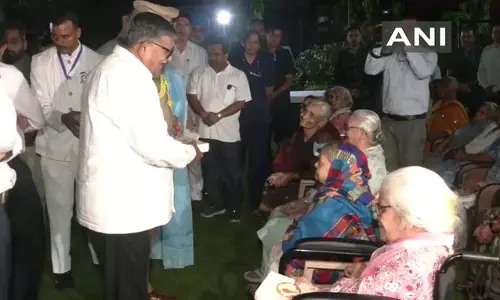 राज्यपाल गुलाब चंद कटारिया ने वरिष्ठ नागरिक गृह का दौरा कर दीवाली से पहले बांटे मिठाइयाँ