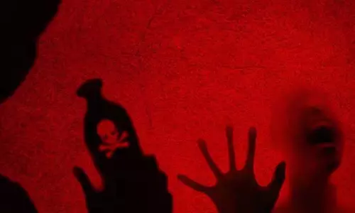 Alipurduar में घर लौट रही महिला पर तेजाब से हमला Alipurduar में घर लौट रही महिला पर तेजाब से हमला