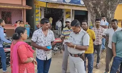 सड़क पर जबरन वसूली के आरोप में सेना के जवान को उसके बच्चे के सामने पीटा गया सड़क पर जबरन वसूली के आरोप में सेना के जवान को उसके बच्चे के सामने पीटा गया