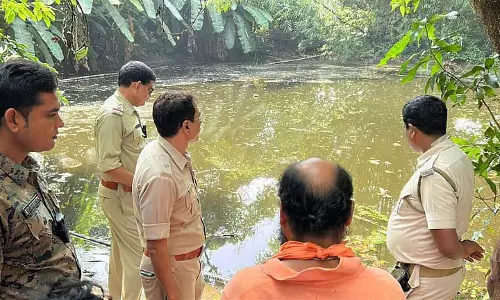 नारियल तोड़ने की घटना के बाद मठ के तालाब में वृद्ध का शव मिला