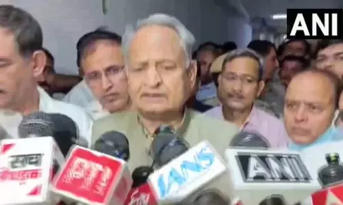 बस हादसे में गंभीर चोटिलों से मिलने पहुंचे अशोक गहलोत, उचित मुआवजे और जांच की मांग