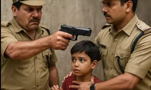 शराबी पुलिसकर्मी ने मासूम पर तानी बंदूक, SP ने लिया एक्शन शराबी पुलिसकर्मी ने मासूम पर तानी बंदूक, SP ने लिया एक्शन