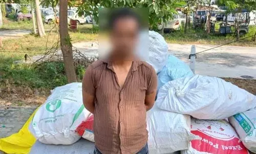 गोसाईंगंज में 1000 किलोग्राम अवैध पटाखे बरामद, आरोपी गिरफ्तार