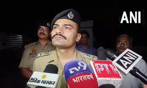 संभल में हेयर स्टाइलिस्ट जावेद हबीब के घर पुलिस छापेमारी संभल में हेयर स्टाइलिस्ट जावेद हबीब के घर पुलिस छापेमारी