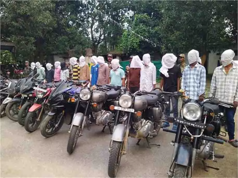 Ranchi: पुलिस की बड़ी कार्रवाई, 22 बाइक के साथ 15 अपराधी गिरफ्तार Ranchi: पुलिस की बड़ी कार्रवाई, 22 बाइक के साथ 15 अपराधी गिरफ्तार