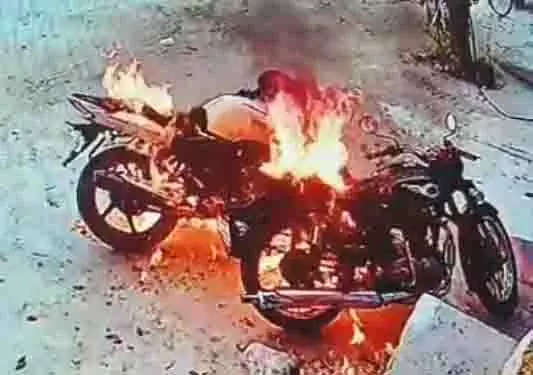 Haryana: युवकों ने दो मोटरसाइकिलों में लगाई आग, जांच में जुटी पुलिस Haryana: युवकों ने दो मोटरसाइकिलों में लगाई आग, जांच में जुटी पुलिस