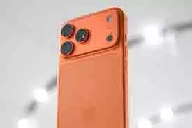 Apple iPhone 17 Pro Max: रंग बदलने लगा iPhone, यूजर्स ने पकड़ लिए सिर Apple iPhone 17 Pro Max: रंग बदलने लगा iPhone, यूजर्स ने पकड़ लिए सिर