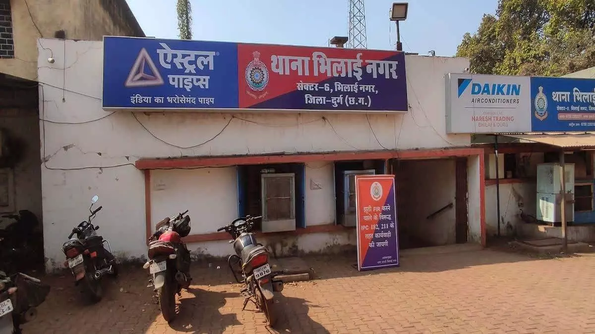 DRM बनकर 9 लाख की ठगी, रिटायर्ड रेलवे कर्मचारी ने भिलाई में दर्ज कराई शिकायत DRM बनकर 9 लाख की ठगी, रिटायर्ड रेलवे कर्मचारी ने भिलाई में दर्ज कराई शिकायत
