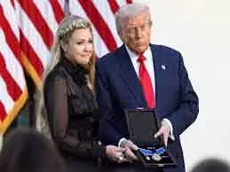 WASHINGTON वामपंथी समूहों पर कार्रवाई के बीच ट्रम्प ने चार्ली किर्क को सर्वोच्च सम्मान दिया WASHINGTON वामपंथी समूहों पर कार्रवाई के बीच ट्रम्प ने चार्ली किर्क को सर्वोच्च सम्मान दिया