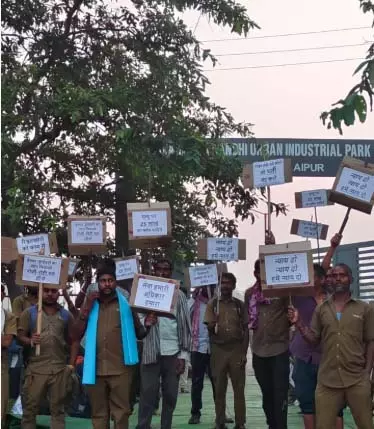 सुपरवाइजर परेशान कर रहा सफाई कर्मचारियों को, हड़ताल में बैठे सुपरवाइजर परेशान कर रहा सफाई कर्मचारियों को, हड़ताल में बैठे