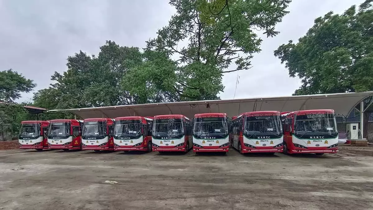 BEST के बस बेड़े में रिकॉर्ड 333 गाड़ियां बचीं; वर्कर्स यूनियन ने चिंता जताई BEST के बस बेड़े में रिकॉर्ड 333 गाड़ियां बचीं; वर्कर्स यूनियन ने चिंता जताई