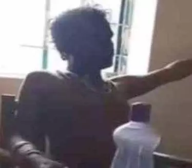 बिना कपड़े के स्कूल में घूमता रहा शराबी टीचर, वीडियो वायरल बिना कपड़े के स्कूल में घूमता रहा शराबी टीचर, वीडियो वायरल