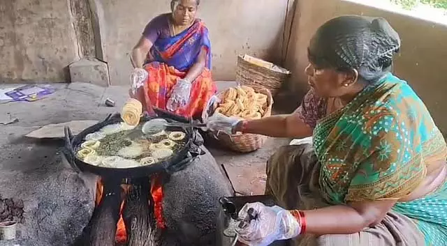 Nattarasankottai में दिवाली के पकवानों की तैयारियां ज़ोरों पर है Nattarasankottai में दिवाली के पकवानों की तैयारियां ज़ोरों पर है