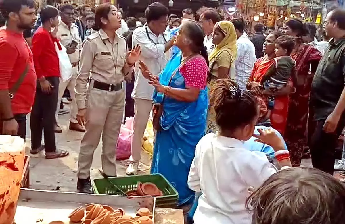 MP : इंदौर और भोपाल में अलग-अलग नज़ारे, दिवाली से पहले एक शहर में स्ट्रीट वेंडर्स को इजाज़त MP : इंदौर और भोपाल में अलग-अलग नज़ारे, दिवाली से पहले एक शहर में स्ट्रीट वेंडर्स को इजाज़त