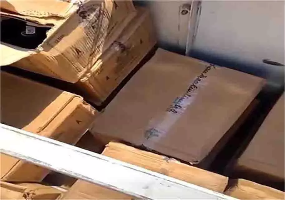 Kullu: सीमेंट से लदे ट्रक में तस्करी कर लाई जा रही थी रम की 146 पेटियां, पुलिस किया भंडाफोड़ Kullu: सीमेंट से लदे ट्रक में तस्करी कर लाई जा रही थी रम की 146 पेटियां, पुलिस किया भंडाफोड़