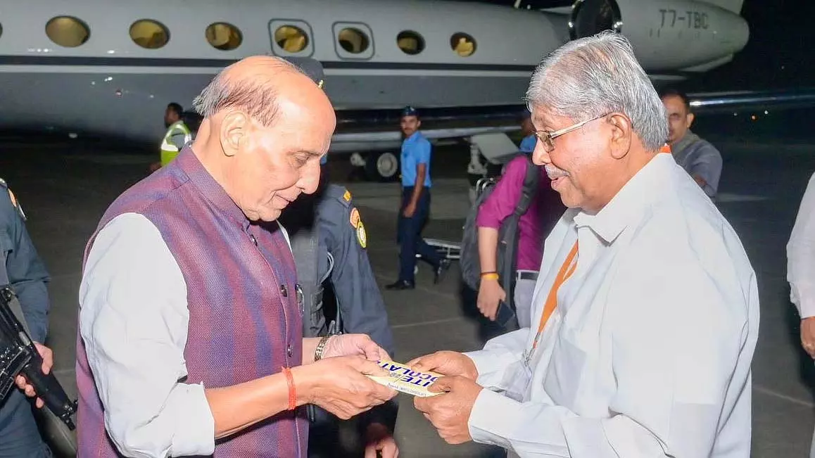 पुणे एयरपोर्ट पर राजनाथ सिंह का स्वागत : चंद्रकांत पाटिल ने व्हाइट चॉकलेट दी पुणे एयरपोर्ट पर राजनाथ सिंह का स्वागत : चंद्रकांत पाटिल ने व्हाइट चॉकलेट दी
