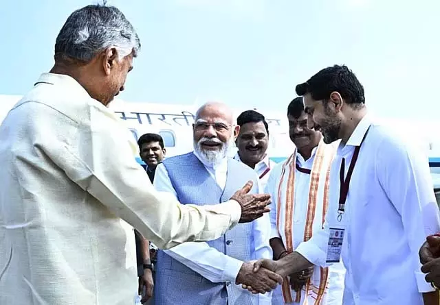 आंध्र प्रदेश में प्रधानमंत्री मोदी: चंद्रबाबू नायडू ने किया जोरदार स्वागत आंध्र प्रदेश में प्रधानमंत्री मोदी: चंद्रबाबू नायडू ने किया जोरदार स्वागत