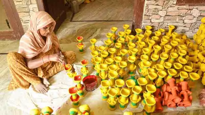 Punjab: दिवाली पर टेराकोटा आइटम हटरी, चंदोल और हाथी की बाजारों में बाढ़ Punjab: दिवाली पर टेराकोटा आइटम हटरी, चंदोल और हाथी की बाजारों में बाढ़