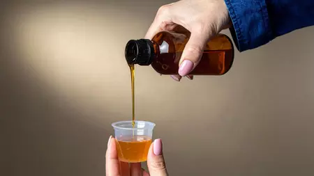 खांसी की सिरप बेचने वाली कंपनियों पर सख्ती, नई गाइडलाइंस जारी खांसी की सिरप बेचने वाली कंपनियों पर सख्ती, नई गाइडलाइंस जारी