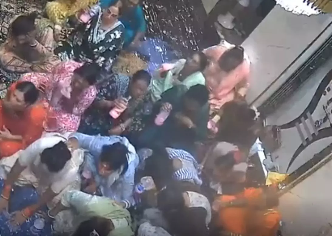 OMG! किन्नरों ने एक साथ पी लिया फिनाइल, मच गया हड़कंप OMG! किन्नरों ने एक साथ पी लिया फिनाइल, मच गया हड़कंप
