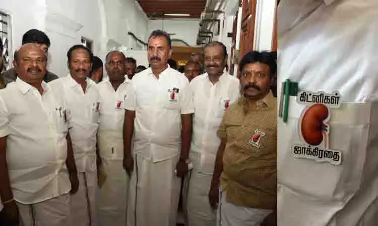 तमिलनाडु विधानसभा का तीसरा दिन, AIADMK ने किडनी रैकेट का विरोध करते हुए किडनी सुरक्षित रहें बैज लगाए तमिलनाडु विधानसभा का तीसरा दिन, AIADMK ने किडनी रैकेट का विरोध करते हुए किडनी सुरक्षित रहें बैज लगाए