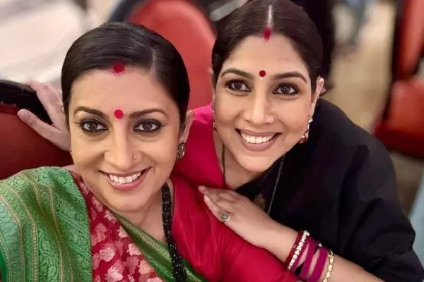 Smriti Irani ने साक्षी तंवर के साथ शेयर की सेल्फी, बताया घर Smriti Irani ने साक्षी तंवर के साथ शेयर की सेल्फी, बताया घर