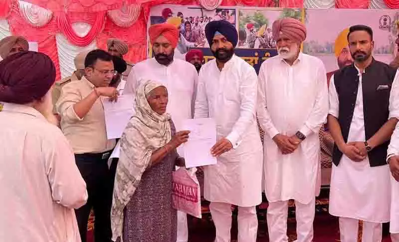 AAP मंत्री ने बाढ़ प्रभावित किसानों के लिए मुआवजा वितरण का शुभारंभ किया AAP मंत्री ने बाढ़ प्रभावित किसानों के लिए मुआवजा वितरण का शुभारंभ किया