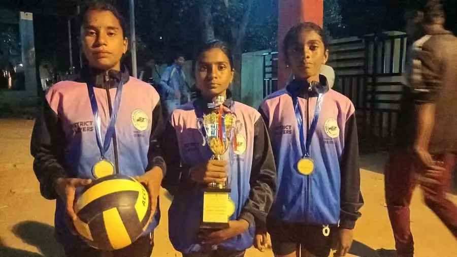 Volleyball : गोपेनहल्ली स्कूल की लड़कियों ने स्टेट लेवल के लिए क्वालिफ़ाई किया Volleyball : गोपेनहल्ली स्कूल की लड़कियों ने स्टेट लेवल के लिए क्वालिफ़ाई किया