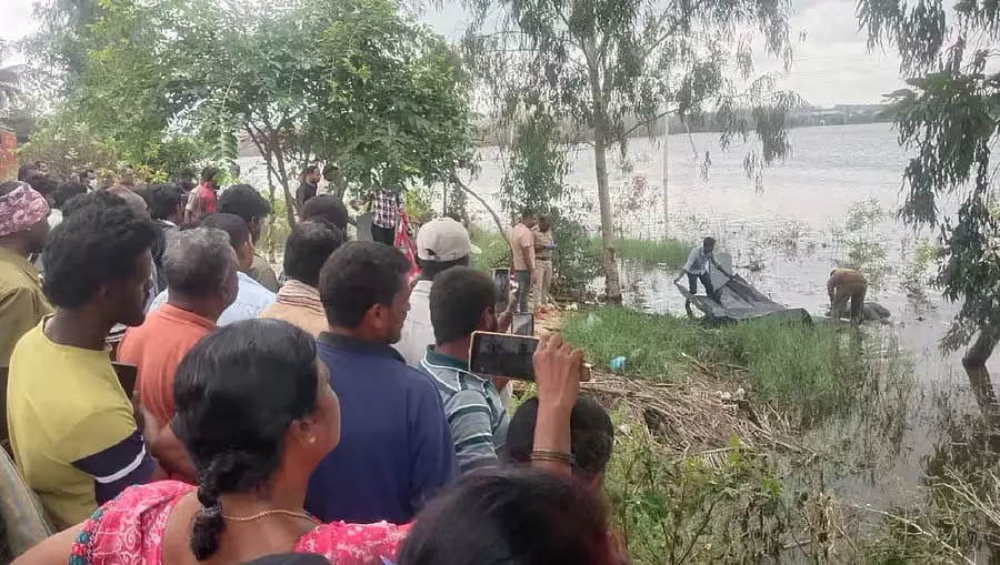 Kolar : सर्वे के दौरान लापता हुए टीचर का शव झील में मिला Kolar : सर्वे के दौरान लापता हुए टीचर का शव झील में मिला