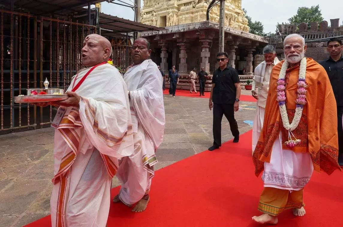 प्रधानमंत्री मोदी ने आंध्र प्रदेश के श्रीशैलम मंदिर में की पूजा-अर्चना, देश की सुख-समृद्धि की कामना प्रधानमंत्री मोदी ने आंध्र प्रदेश के श्रीशैलम मंदिर में की पूजा-अर्चना, देश की सुख-समृद्धि की कामना