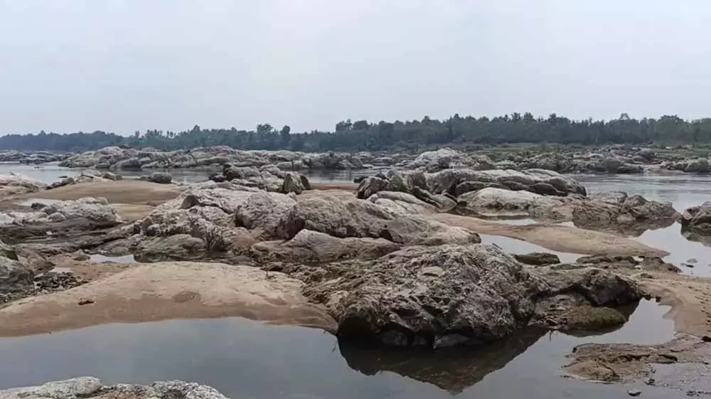 Balaghat: पत्थर पर रंगोली की छाप, गायखुरी की अद्भुत धरोहर Balaghat: पत्थर पर रंगोली की छाप, गायखुरी की अद्भुत धरोहर