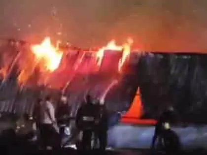 Surat अग्निकांड: गोडादरा इलाके में गोदाम में लगी आग Surat अग्निकांड: गोडादरा इलाके में गोदाम में लगी आग