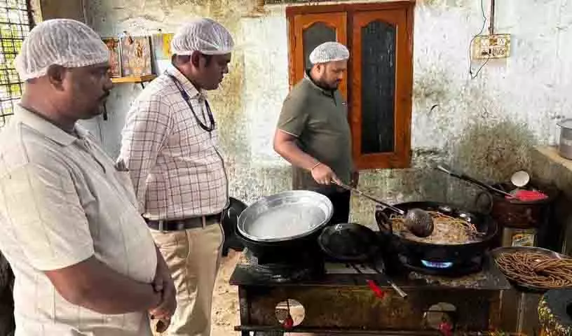 GHMC ने हैदराबाद में 43 मिठाई की दुकानों का औचक निरीक्षण किया GHMC ने हैदराबाद में 43 मिठाई की दुकानों का औचक निरीक्षण किया