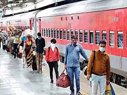 Bareilly: दीपावली के लिए रेलवे ने बढ़ाई सतर्कता, ट्रेनों में भीड़ Bareilly: दीपावली के लिए रेलवे ने बढ़ाई सतर्कता, ट्रेनों में भीड़