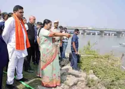 CM रेखा गुप्ता ने छठ व्रतियों के स्वागत में यमुना जल को स्वच्छ किया CM रेखा गुप्ता ने छठ व्रतियों के स्वागत में यमुना जल को स्वच्छ किया