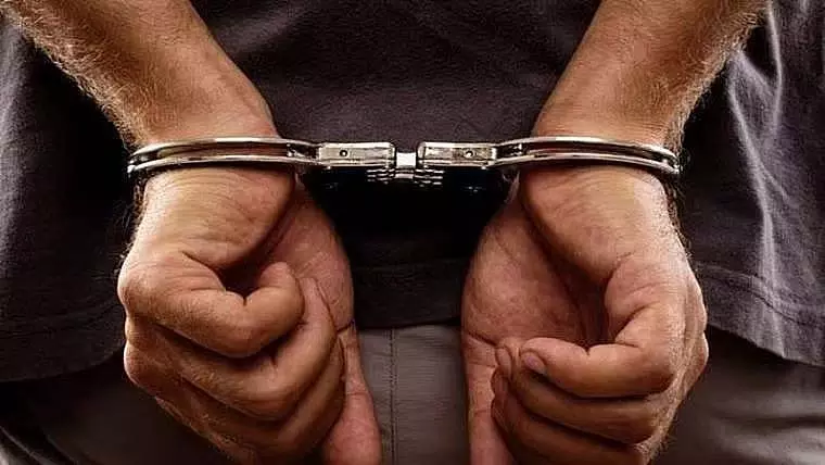 Indore : क्रेडिट कार्ड रिकवरी सुपरवाइजर बनकर ठगे ₹19 लाख; गिरफ्तार Indore : क्रेडिट कार्ड रिकवरी सुपरवाइजर बनकर ठगे ₹19 लाख; गिरफ्तार