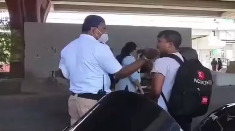 Bengaluru ट्रैफिक पुलिसकर्मी ने बाइक सवार को थप्पड़ मारा, निलंबित Bengaluru ट्रैफिक पुलिसकर्मी ने बाइक सवार को थप्पड़ मारा, निलंबित