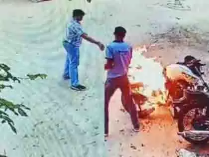Rewari में बदमाशों ने 2 बाइकों में लगाई आग, 1 लाख की फिरौती मांगी Rewari में बदमाशों ने 2 बाइकों में लगाई आग, 1 लाख की फिरौती मांगी